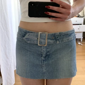 Jeanskjol - Använd köp nu! Minikjol med snygg bältesdetalj, påminner om misssixty😽 midja:80 längd:26