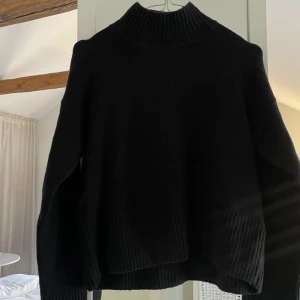 stickad tröja - svart stickad tröja ifrån & Other stories, fint skick!! skriv vid intresse eller frågor 