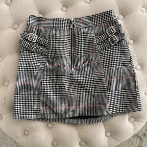 Kort kjol  - Kort kjol från top shop instormat 32 (uk 4). Jag upplever den som storlek 34. Hög midja och figurnära , utan skavanker 