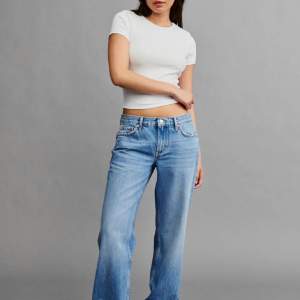 Superfina low waist jeans som Endast använt fåtal gånger, säljer pågrund av att dem blivit för små, storlek 32💗💗💗