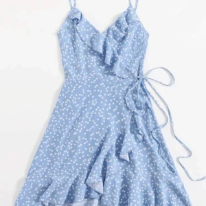 blå sommarklänning - säljer min fina sommarklänning då den inte kommer till användning längre, köparen står för frakt  