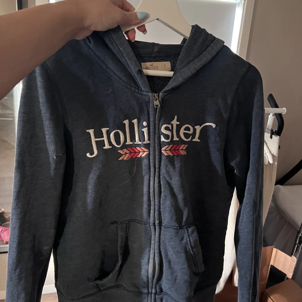 hoodie från Hollister, säljer för den inte används längre, köparen står för frakt . Tröjor & Koftor.