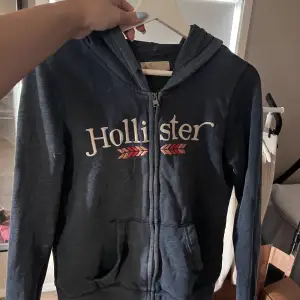 hoodie från Hollister, säljer för den inte används längre, köparen står för frakt 