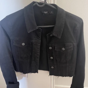 Jeansjacka - Kort svart jeansjacka så fin💕