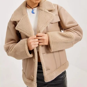 JXRINE FAUX SHERLING JACKET - finaste jackan från jjxx. Så fin nu till våren och sommarkvällarna, helt oanvänd säljer då jag köpte fel storlek. Nypris ca 1200