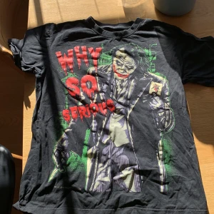 Joker tshirt - En tshirt med inga defekter. Den har blivit använd och tvättad två gånger därför är den skrynklig 🫶 kommer strykas innan paketering! 