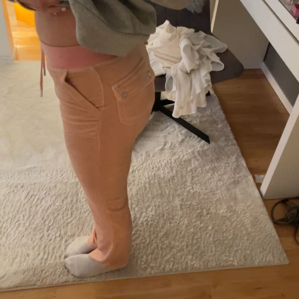 Säljer dessa superfina oanvända juicy byxor i rosa de är i stl xs men passar även S och xs . Jeans & Byxor.