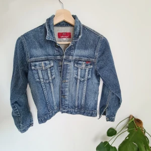 Kort jeansjacka 00-tal - Mörkare jeansjacka i storlek 152 (men passar mig på 169cm som en XS). Äkta 00-tal!