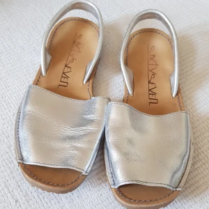 Sandaler Nyskick  - Säljer mina sandaler då de ej används. Använda ett fåtal ggr inga defekter och kommer från rök och djur fritt hem. Nypris 299 💞