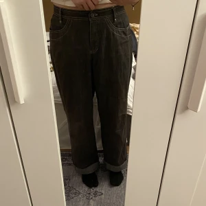 Jeans  - Tunna jeans som ser lite konstiga ut på bilden men det är bara vinkeln. I promise. Byxorna är insydda, därför är de vida i benen men passar folk med storlek S. 