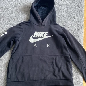 Nike air hoodie - Säljer min Nike hoodie för att den är för liten. Köpt i rom för 550kr har ej kvitto. Är i barn storlek. Gratis frakt också.