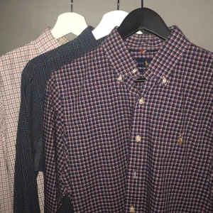 Ralph lauren skjortor - Passar slimfit S.  Gott skick allihopa, använda några enstaka tillfällen. Ingen lukt. Samtliga är från Ralph Lauren och har ”hästen” på bröstet. 400kr för alla tre.