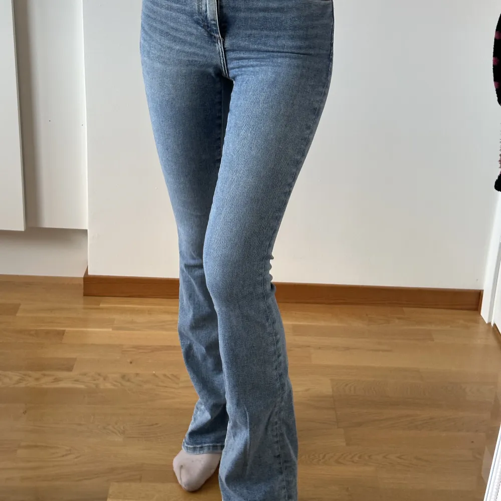 bootcut jeans använda två gånger, från bikbok. Jeans & Byxor.