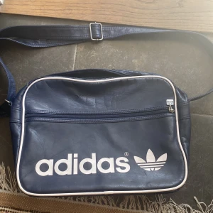 Adidas vintige väska  - En gammal vintage adidas väska i blått ❤️original pris på 200 men kan prutas ned ⬇️ 