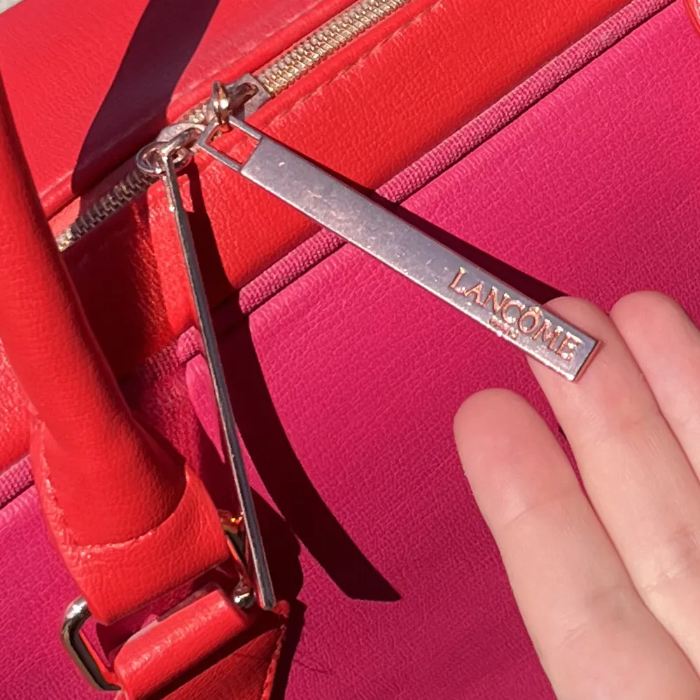 FRI FRAKT📦 Rosa Lancôme väska, tror att det är en sminkväskan i grunden men har aldrig använts som det. Den rymmer mycket och ser riktigt Aesthetic ut. Den har både barbie rosa och lite mer åt aprikos rosa i en nästan lite color blockning effekt. . Väskor.