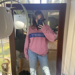 Obey tröja  - Skitsnygg perfekt oversize tröja! Använd endast fåtal gånger och är i super skick. Säljer pga att den inte kommer till användning🫶