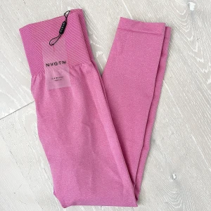 NVGTN TRÄNINGSTIGHTS - Helt nya och oanvända träningstights från NVGTN, säljes endast pga av för liten storlek. Nypris 595. 
