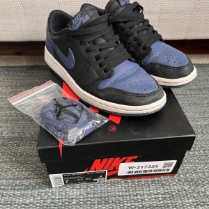 Mystic Navy Air Jordan 1 Low  - Ett par mystic navy köpta på restock i Januari 2023. Jag säljer dessa för att de är försmå, annars är det inget fel på de. Jag köpte de för 1750kr, det ingår ett par blåa skosnören. Jag kan gå ner i pris via snabb försäljning, kan även skicka fler bilder.