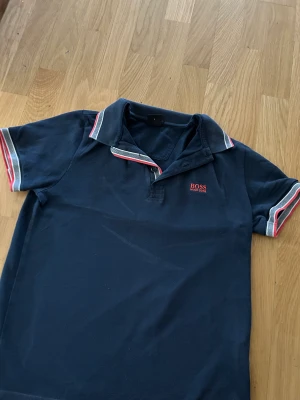 Hugo boss pike strlk S, nypris 1100kr säljer för 750kr - Köpt för 1 år sen i Johnells , har använt den 4-5 gånger säljer den för att den har blivit för liten. Har kvitto + Frileverans 