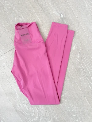 NVGTN TRÄNINGSTIGHTS - Helt nya och oanvända träningstights från NVGTN, säljes endast pga för stor storlek. Nypris 599.