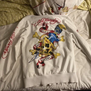 Ed Hardy Shirt - Jättefin vit Ed Hardy Tröja, så gott som ny. Skriv om ni är intresserade eller alternativt vill ha mera bilder! 💗