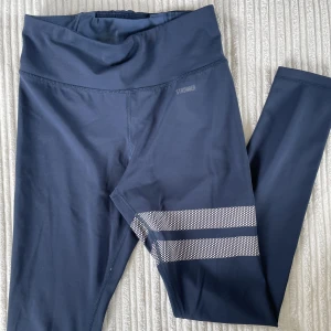 Stronger tights - Lite slitna på märket där framme men annars inga tydliga tecken på användning!