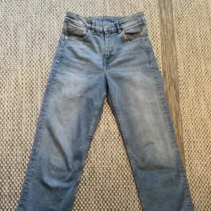 Ett par sköna jeans i jätte bra skick, perfekt till vardags! Har använt några gånger men kommer tyvärr inte till användning längre då de blivit för små. Skön stretch, mid-waist, ankel-långa, slitna nedtill, fin färg och väldigt sommarvänliga💕 