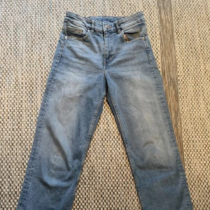 Jeans  - Ett par sköna jeans i jätte bra skick, perfekt till vardags! Har använt några gånger men kommer tyvärr inte till användning längre då de blivit för små. Skön stretch, mid-waist, ankel-långa, slitna nedtill, fin färg och väldigt sommarvänliga💕 