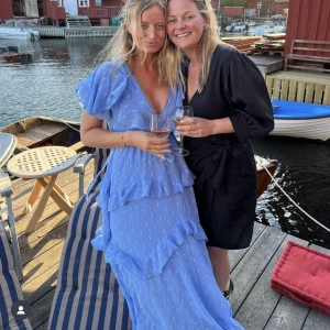 Blå klänning - INTRESSEKOLL på världens finaste långklänning ifrån ASOS, jag köpte den förra sommaren inför ett bröllop men har nu hittat en annan klänning att ha på mig. Klänningen är helt oanvänd med lappar kvar och perfekt som balklänning, finklänning på bröllop etc.