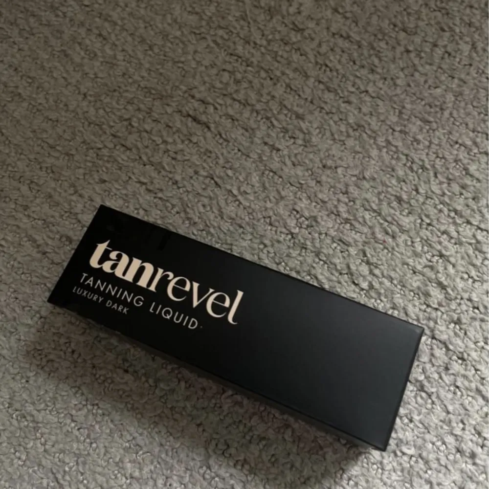 Helt ny oanvänd tanrevle, du får med en liquid tanning med färg (luxury liquid)  . Accessoarer.