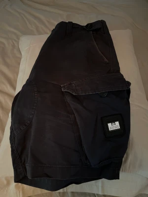 Weekend Offender shorts - Marinblå shorts från Weekend Offender storlek S i bra skick. Vill du ha fler mått så återkom. 