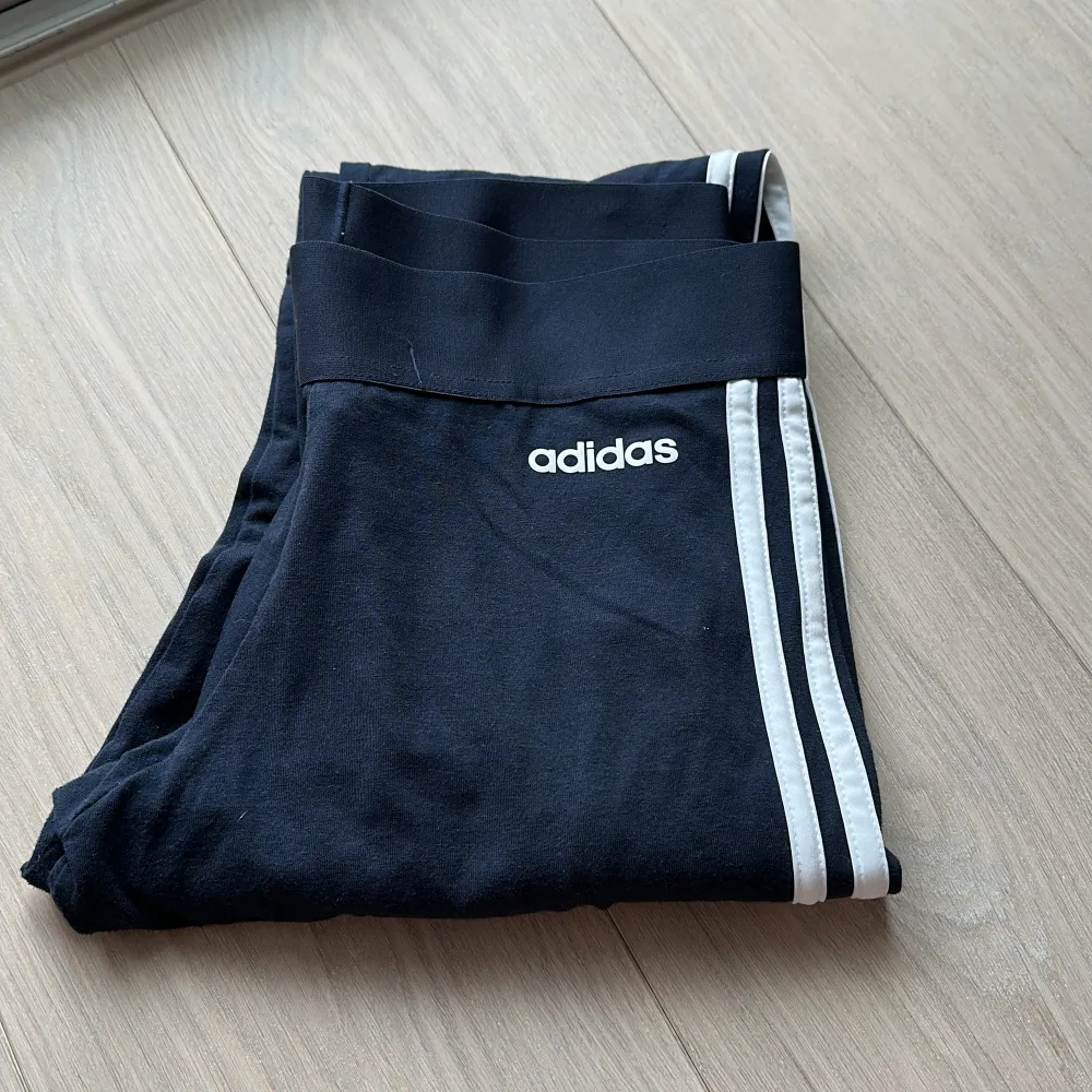 2 tights ifrån Adidas och SHEIN Fint skick  SHEIN: 130 strl M SÅLD!.    Adidas 200 (blåa) strl M   ADIDAS SOM ÄR KVAR . Jeans & Byxor.