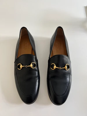 Gucci loafers - Supefina klassiska Gucci loafers, har jämfört med alla bilder jag hittat och är 99% säker på att dom är äkta. Dem ser superfina ut, endast slitna under sulan. Har köpt dom second hand så har ingen dust bag eller bevis :/ 