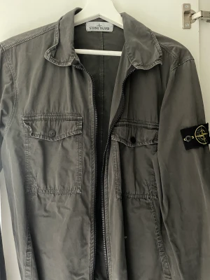 Stone Island Overshirt - Säljer min huligan shirt till någon ny stekare som kan ta över rollen.   Storlek M   Om du är en 7/10 så blir du en 10/10 med denna på lätt.   Kommer med tagsen 🤙🏻