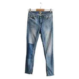Jeans från Twist & Tango. Något stora i storleken  Storlek: 26 Material: Bomull, Elastan Anmärkning: Färgändring