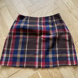 Rutig kjol i ull från The Limited. Det står storlek 2 men snarare en S. 