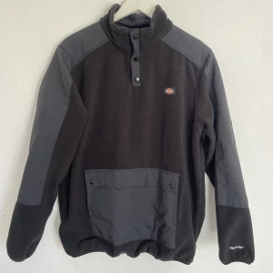 DICKIES FLEECE HOODIE - Fleece hoodie från Dickies. Storlek S.