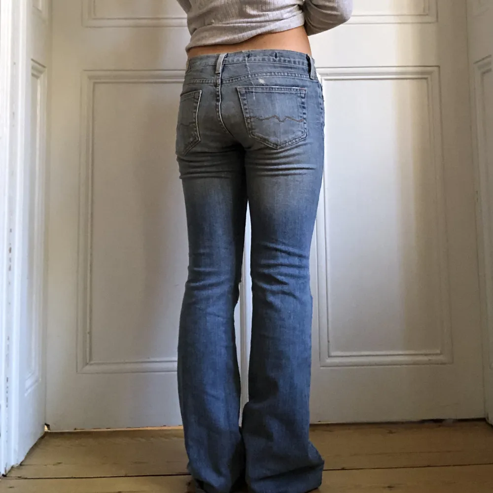 Lågmidjade utsvängda jeans med hål/slitningar på låren, bra skick! Midjemått: 77cm Innerbenslängd: 83cm. Jeans & Byxor.
