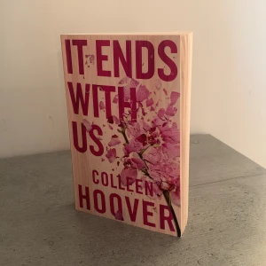 It ends with us - Säljer min favorit bok eftersom jag har läst klart den och den kommer inte till nytta mera, den är inte skriven eller något sånt i utan den e som ny. Pris kan diskuteras
