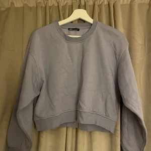 Sweatshirt  - Lila sweatshirt från zara storlek m. 50kr+frakt.