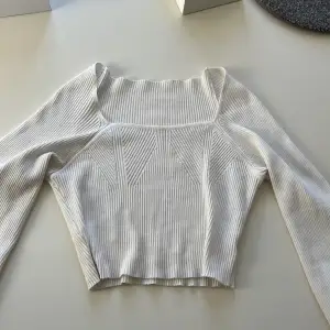 Säljer denna söta tröjan då den är för liten för mig, använd ett fåtal gånger och är i fint skick🩷 