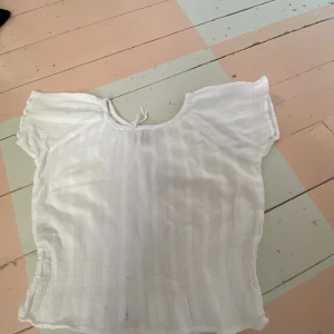 Vit tröja - Sommar tröja väldigt fin och skön. Dock är de en liten fläck. 