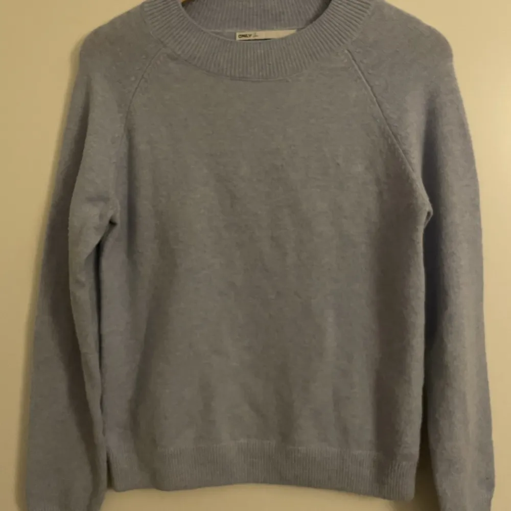 Säljer denna jättefina only stickade tröjan i storlek S. På andra bilden ser den lite grå ut men det är bara av det dåliga ljuset!! Har bara använt 1 gång och är i bra skick🩷. Tröjor & Koftor.