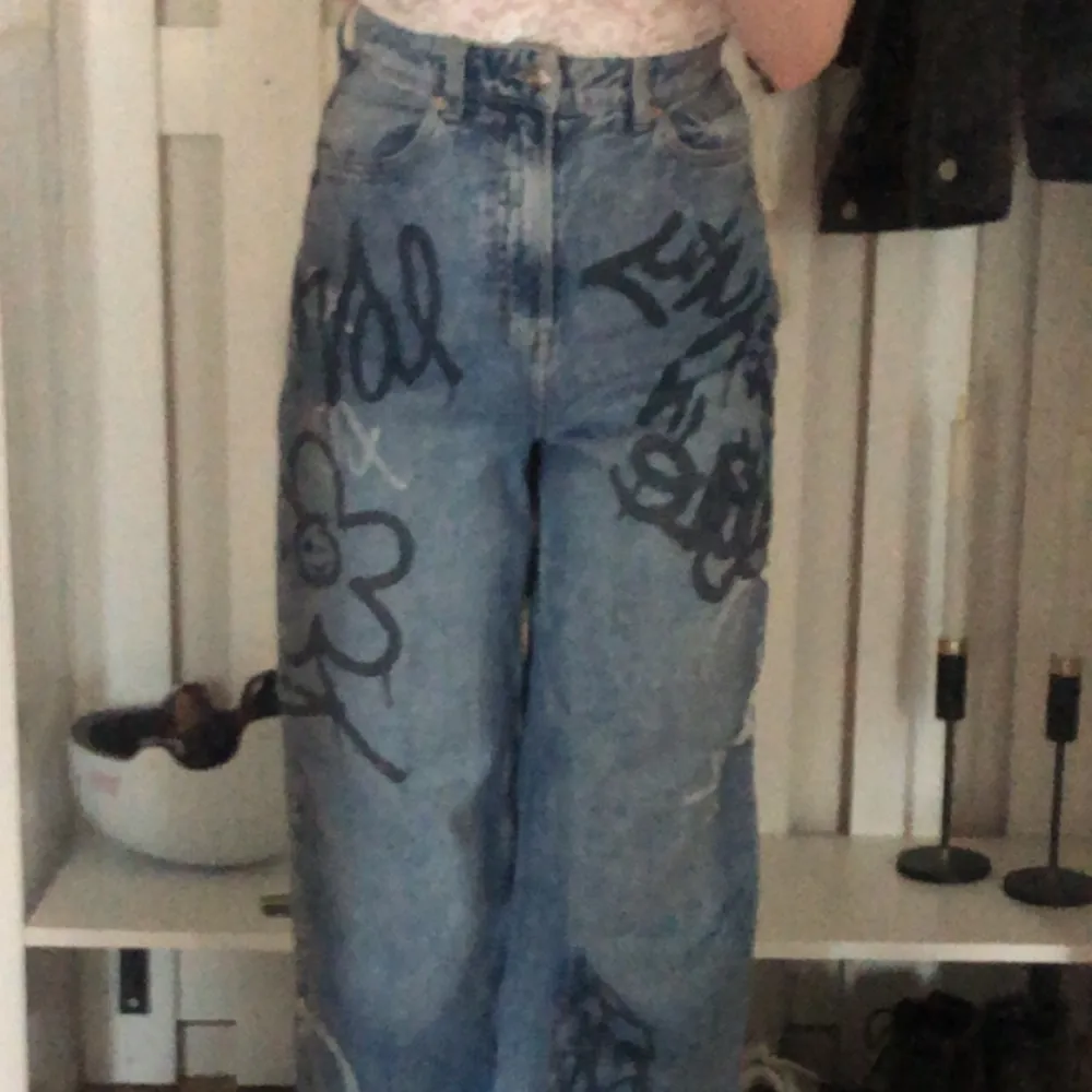 Skitsnygga baggy jeans med ”graffiti” på. Köpt från h&m🫶är långa, är 161cm☺️. Jeans & Byxor.