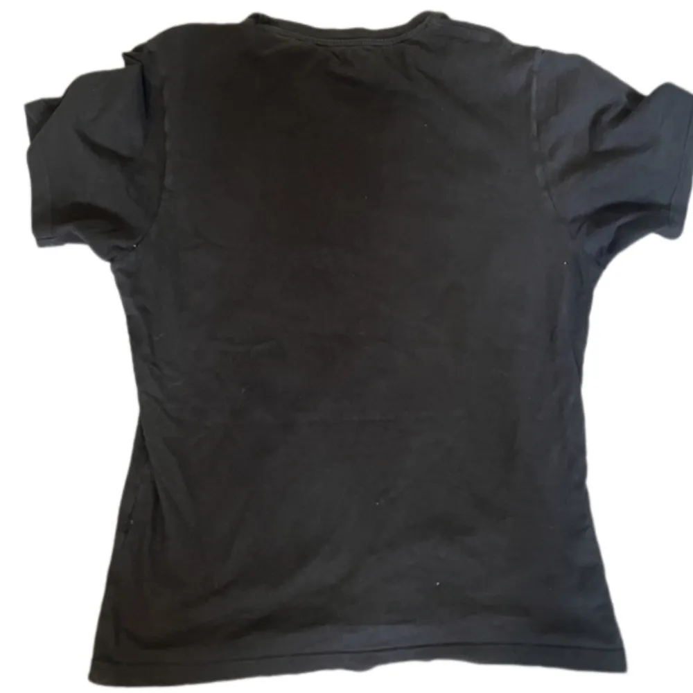 en svart tupac t-shirt från pull&bear storlek S i bra skick, de är lite fläckar längst ner på tröjan som man ser på första bilden annars helt perfekt skick . T-shirts.