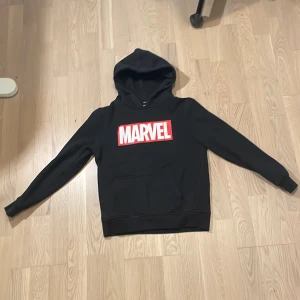 Marvel hoodie - Marvel hoodie liten använda när jag va 10 år gammal passar inte längre storlek  158/164 