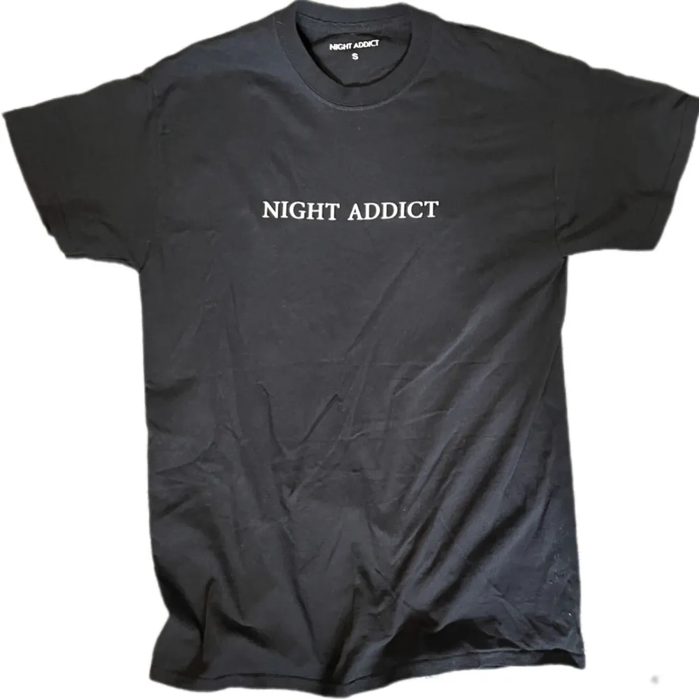 en svart t-shirt med tryck på ryggen från night addict storlek S men passar M då den är oversize, perfekt skick, . T-shirts.