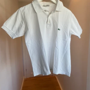 Lacoste Piké - Vit Lacoste Piké Storlek: S Skick: 8/10