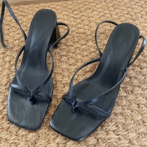 Svart klackar bershka - Aldrig använda klackar ifrån bershka. I nyskick, de är endast lite dammiga för att de bara står i garderoben. Stl 38. Normala i storleken.