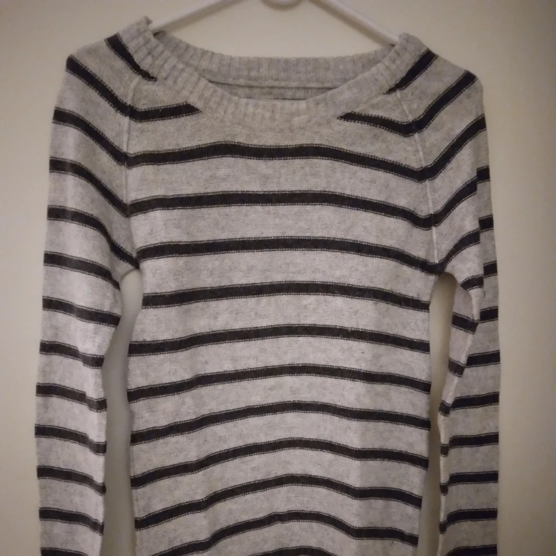 Stickad långärmad randig tröja i bra skick. Strlk: XS/34. Felfri.